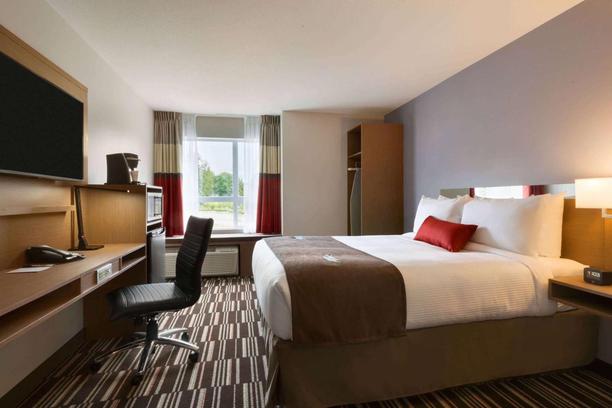 Microtel Inn & Suites By Wyndham Oyster Bay ليديسميث المظهر الخارجي الصورة