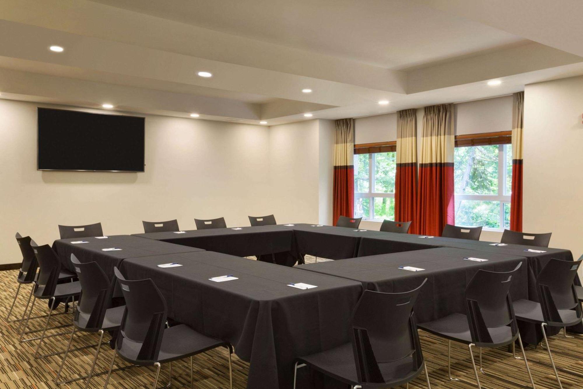 Microtel Inn & Suites By Wyndham Oyster Bay ليديسميث المظهر الخارجي الصورة